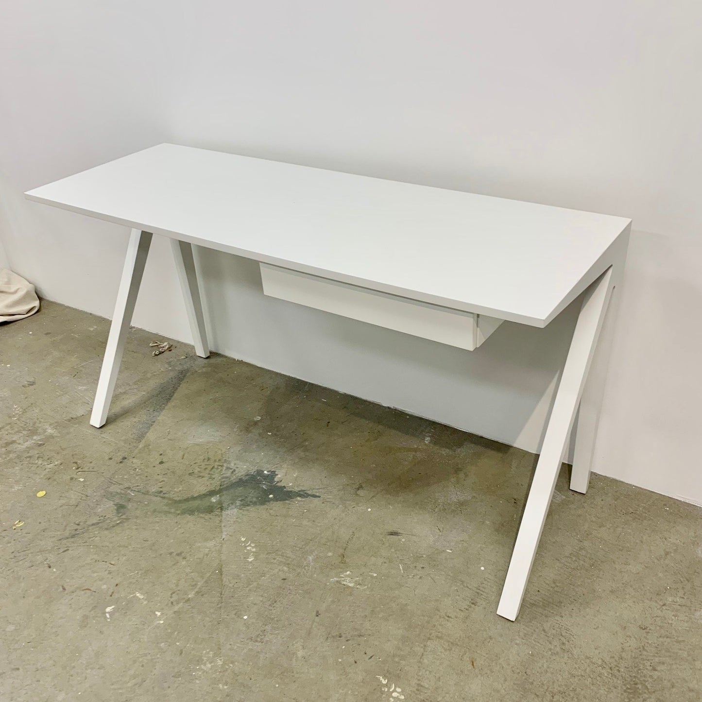 Swift desk by Altone