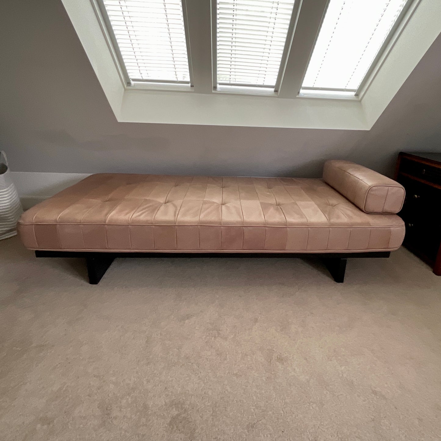 DS-80 Daybed by de Sede in black leather, pre-owned designer furniture