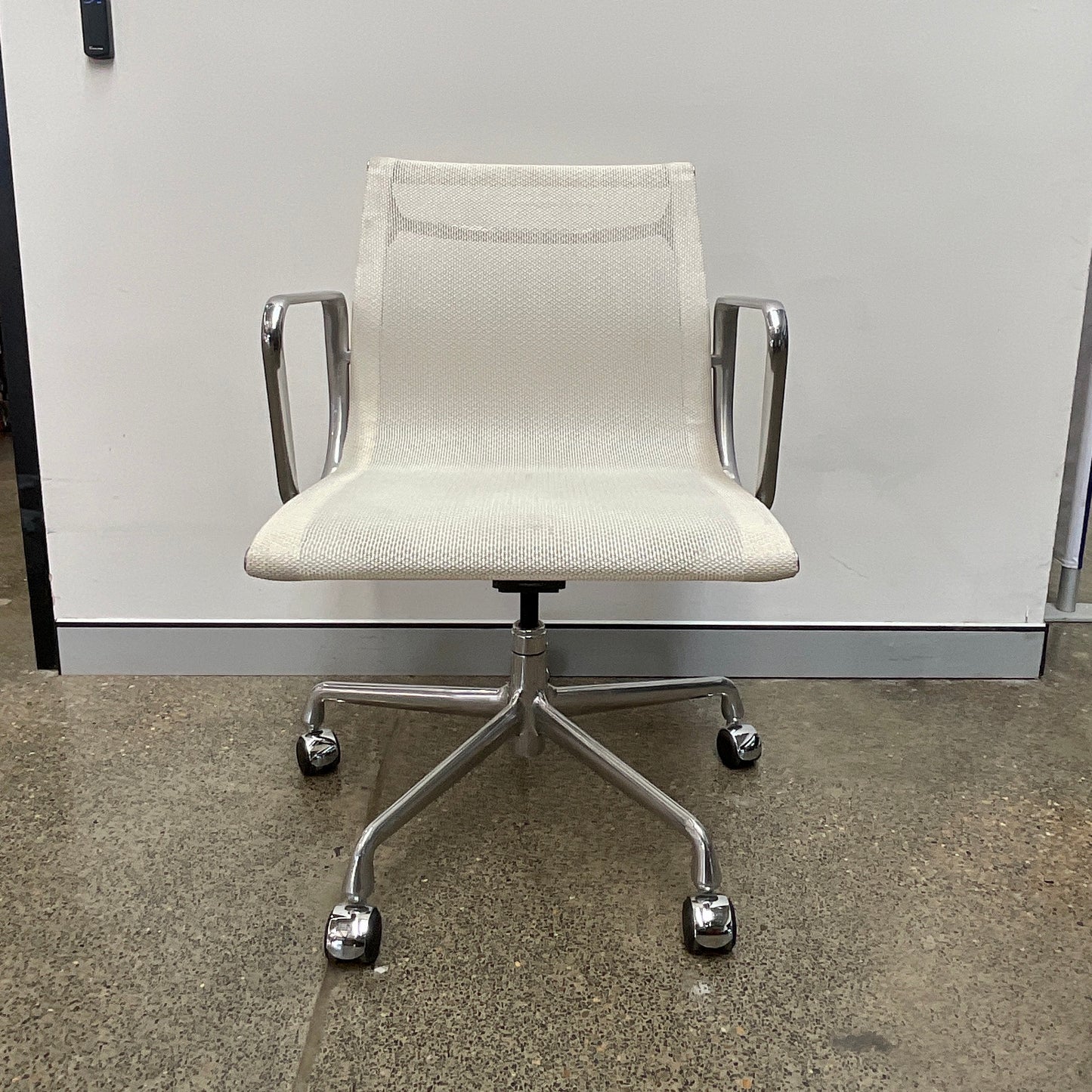 Eames Aluminium Low Back Group Chair by Herman Miller (4 available)