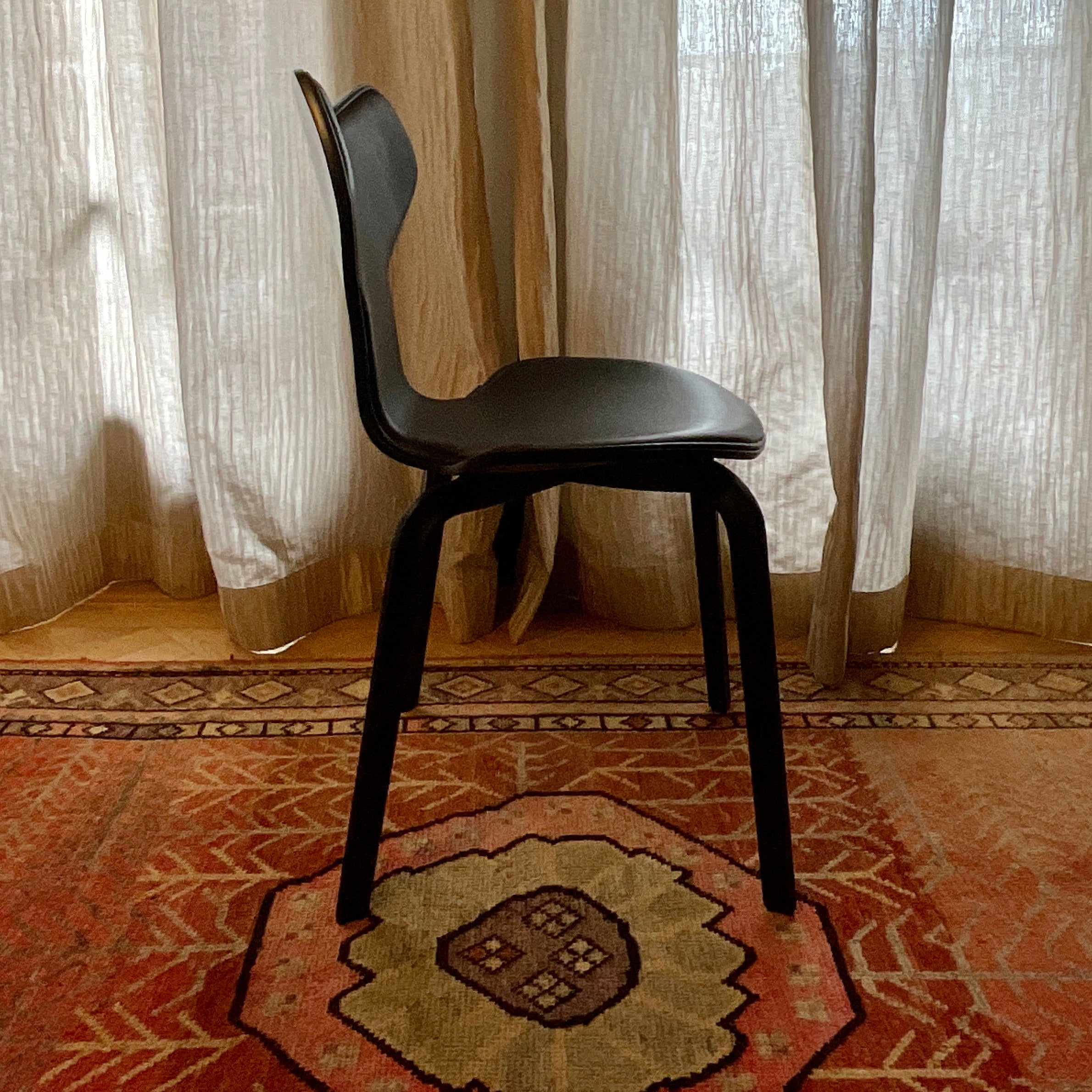 Fritz Hansen Grand Prix Chairs Set of 6 Black Leather | HFOC