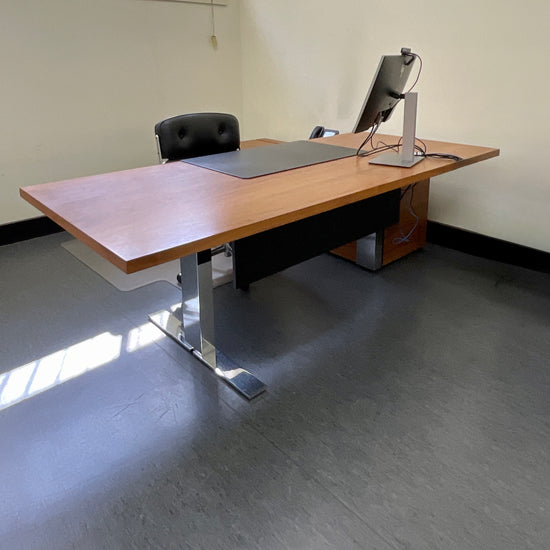 Exec V Desk by Walter Knoll