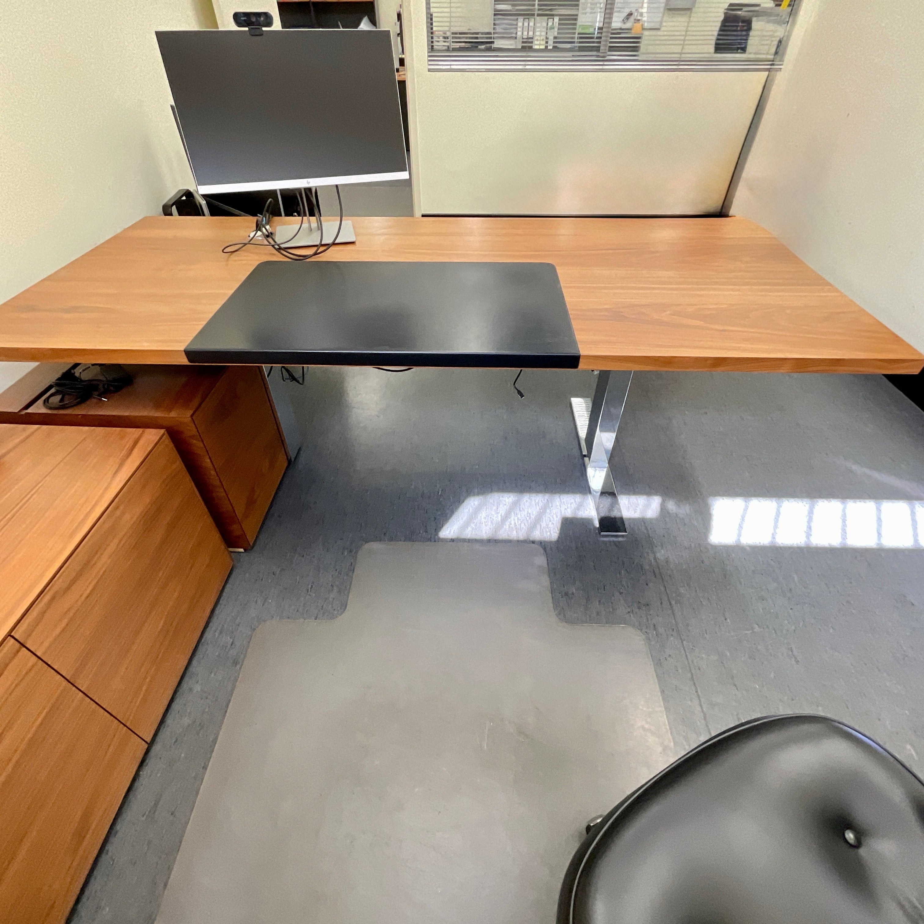 Walter Knoll Exec V Desk in Walnut | HFOC – Home Furniture on