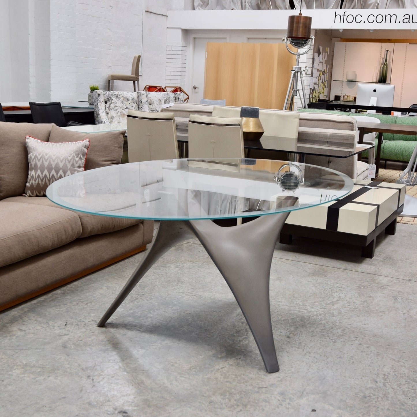 Molteni Arc oval dining table by Sir Norman Foster in white, pre-owned designer furniture