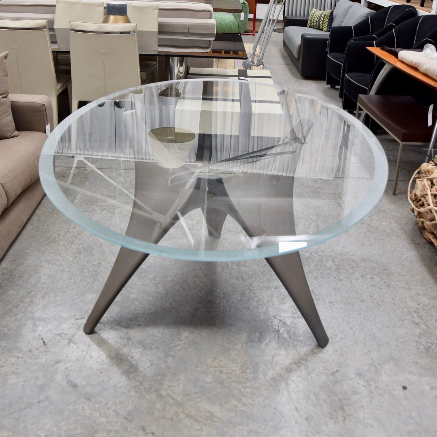 Molteni Arc table by Norman Foster with oval top, pre-owned designer furniture