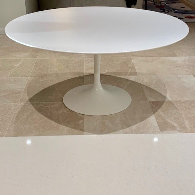 Knoll Saarinen white laminate dining table with cast aluminium base, pre-owned designer furniture