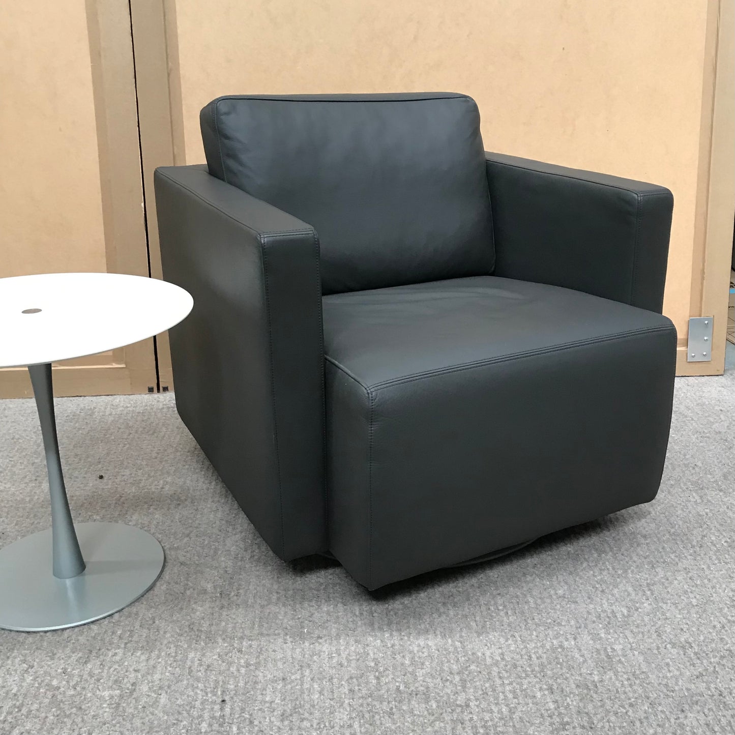 Walter Knoll Nelson 605 black leather swivel armchair, pre-owned designer furniture