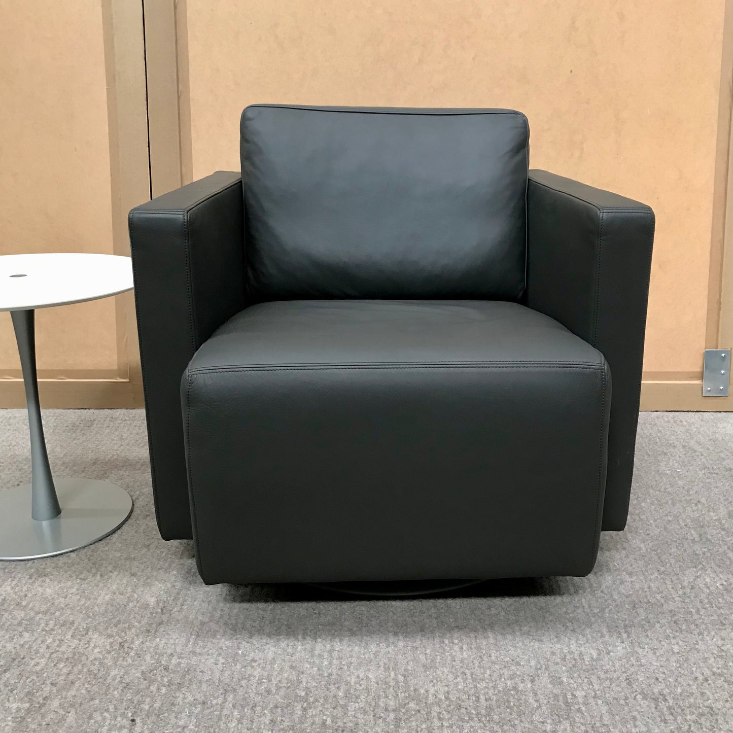 Walter Knoll Nelson 605 leather armchair with swivel base, pre-owned designer furniture