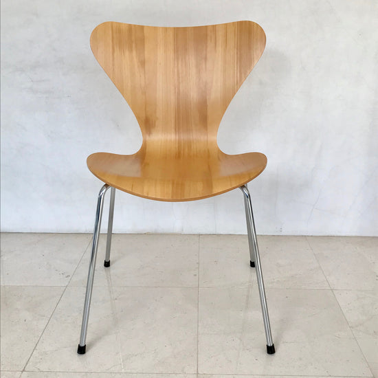 Load image into Gallery viewer, Set of FOUR Series 7 chairs by Arne Jacobsen for Fritz Hansen (2 Sets Available)
