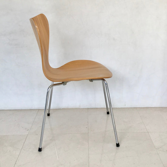 Load image into Gallery viewer, Set of FOUR Series 7 chairs by Arne Jacobsen for Fritz Hansen (2 Sets Available)
