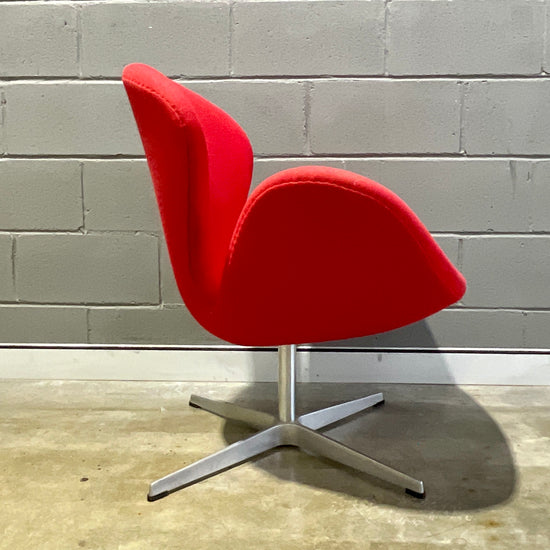 Load image into Gallery viewer, Swan Chair by Arne Jacobsen for Fritz Hansen
