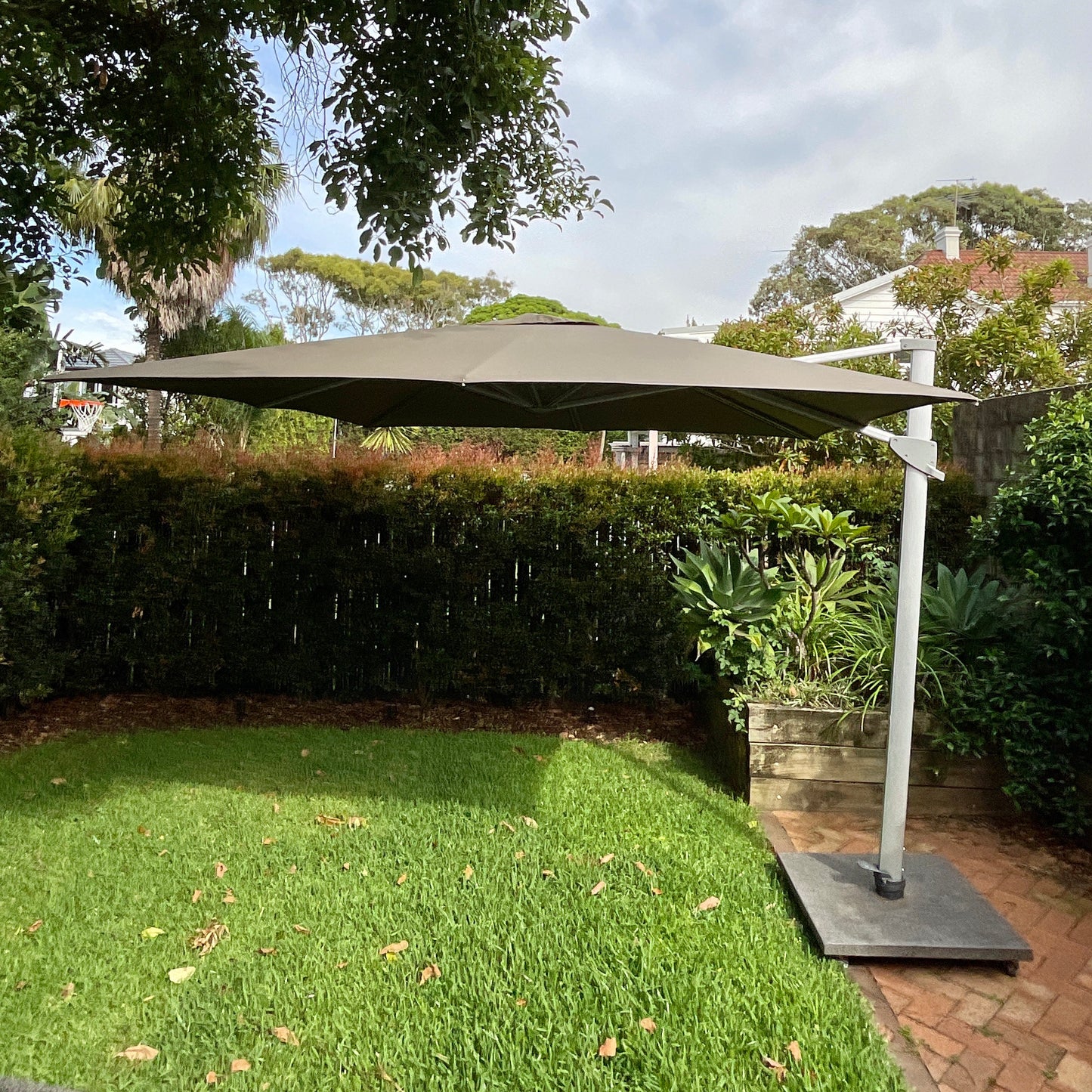 Load image into Gallery viewer, Caractere Side Pole Umbrella by Jardinico through Cosh Living
