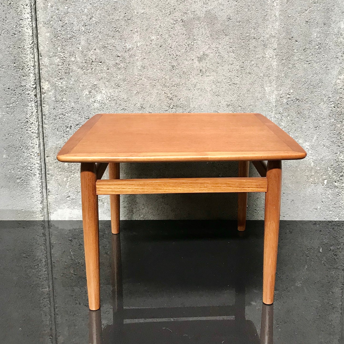 Load image into Gallery viewer, Vintage Oak Side Table
