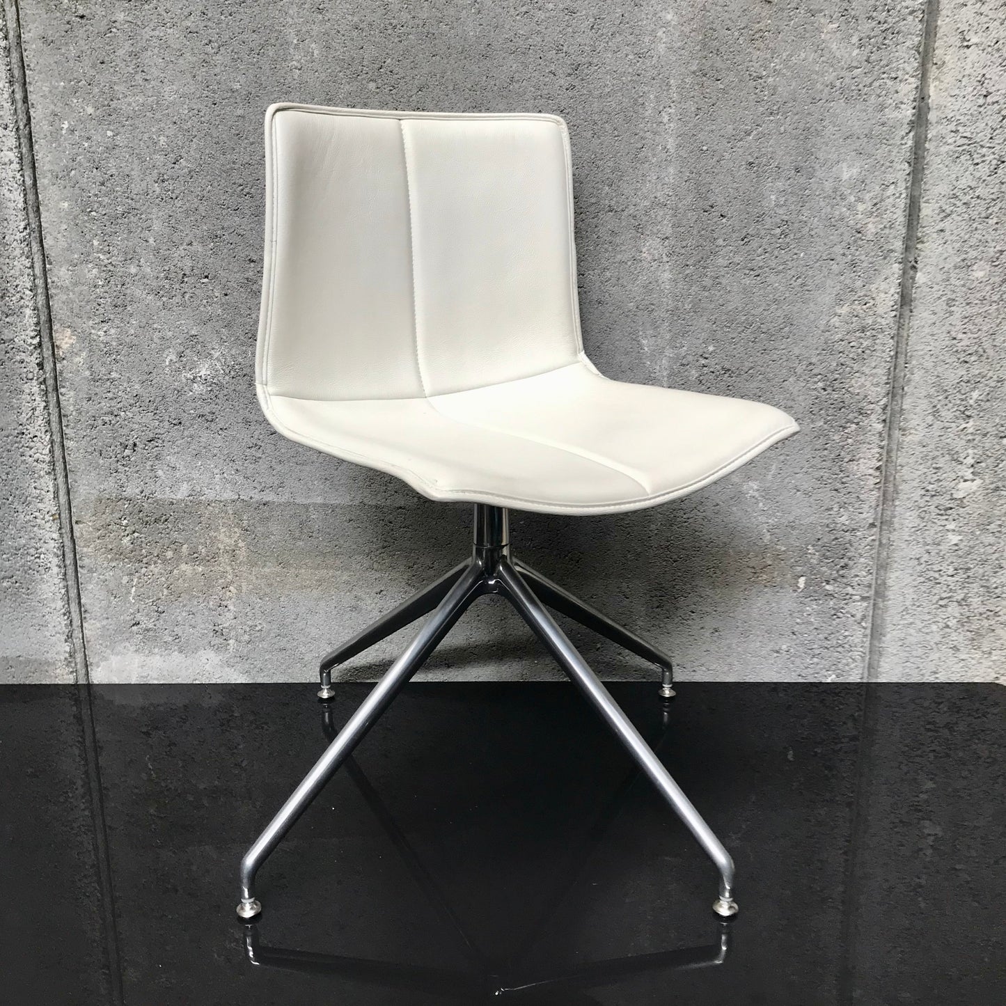 Catifa 46 Swivel Chair by Arper - White