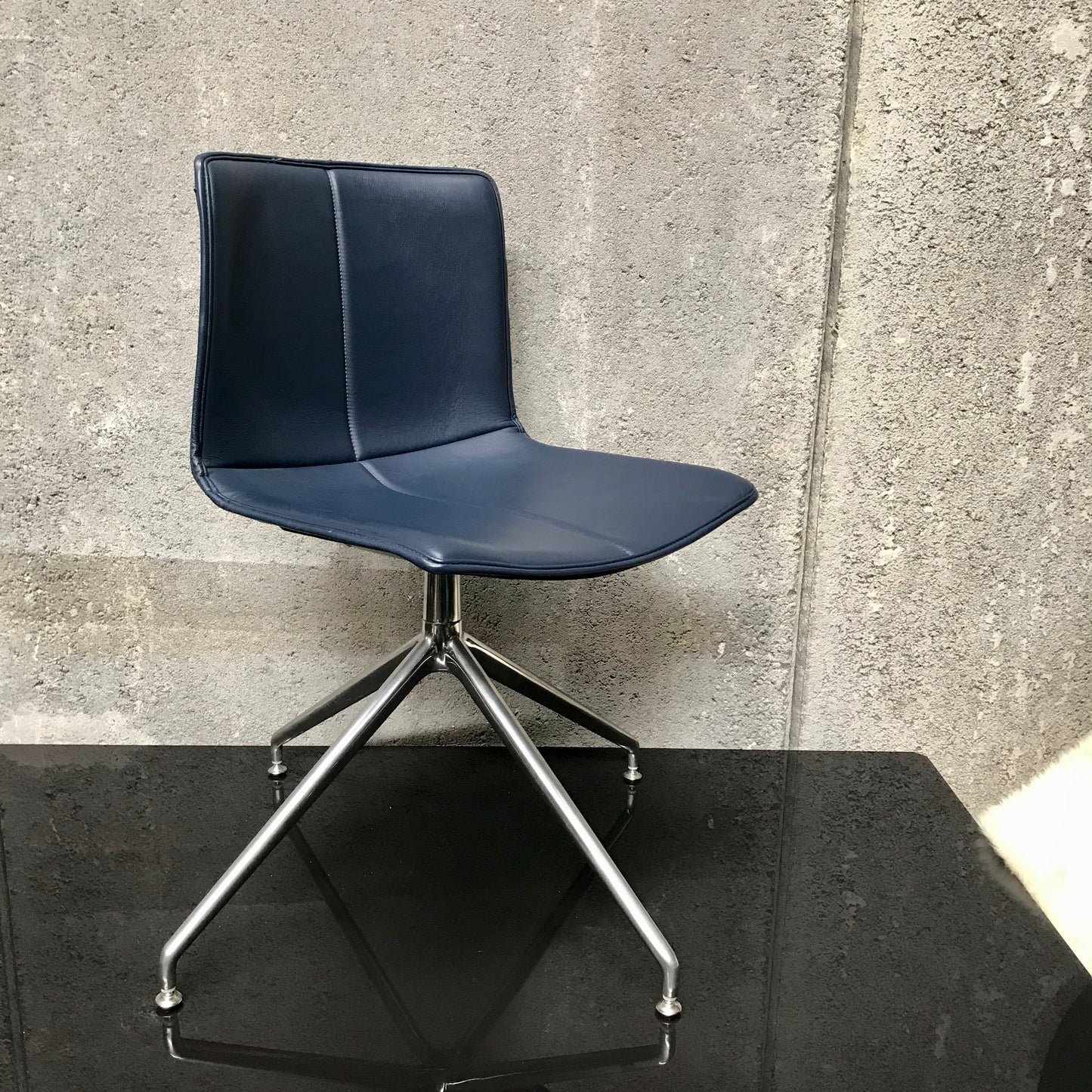Catifa 46 Swivel Chair by Arper - Blue