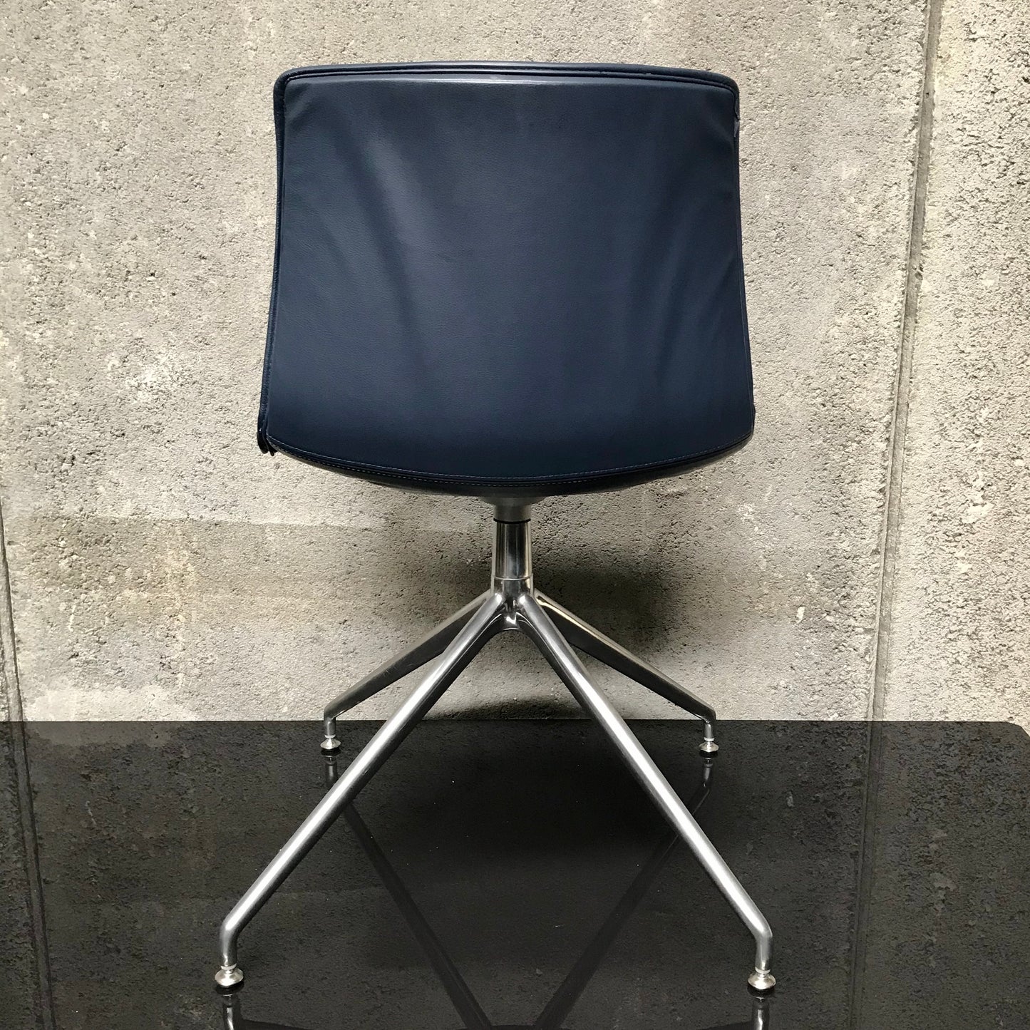 Catifa 46 Swivel Chair by Arper - Blue