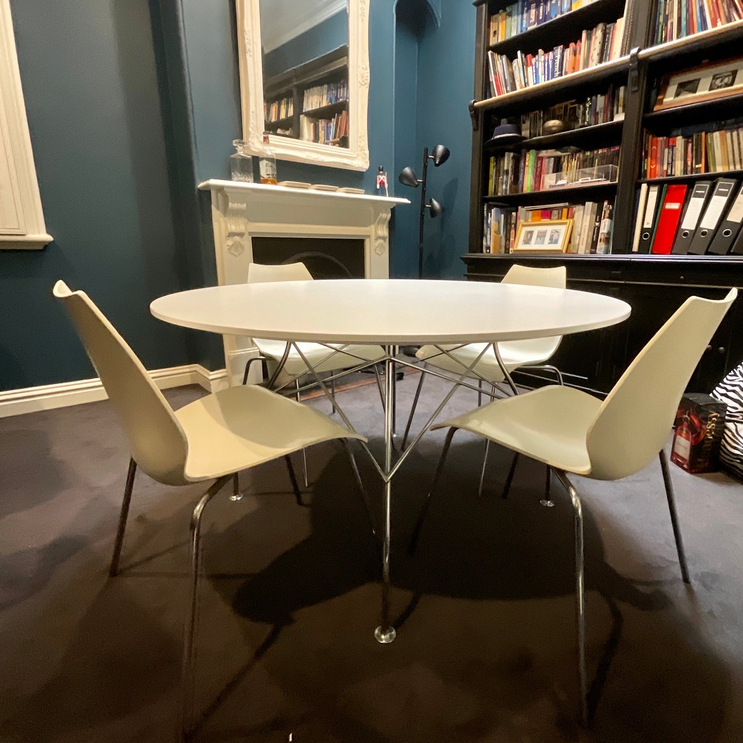 Kartell Glossy Round Table by Antonio Citterio with steel base, pre-owned designer furniture