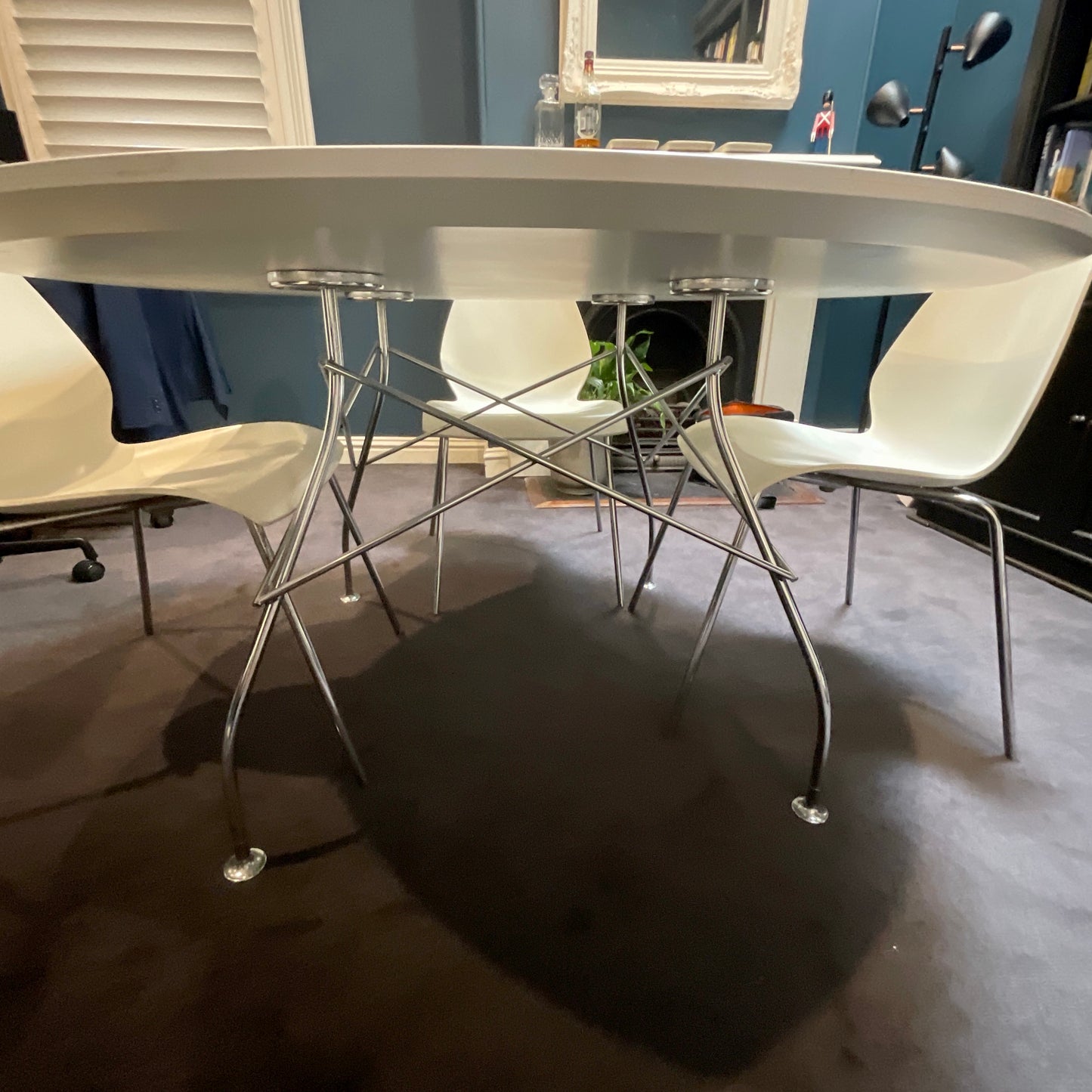 Kartell Glossy Round Table by Antonio Citterio with steel base, pre-owned designer furniture