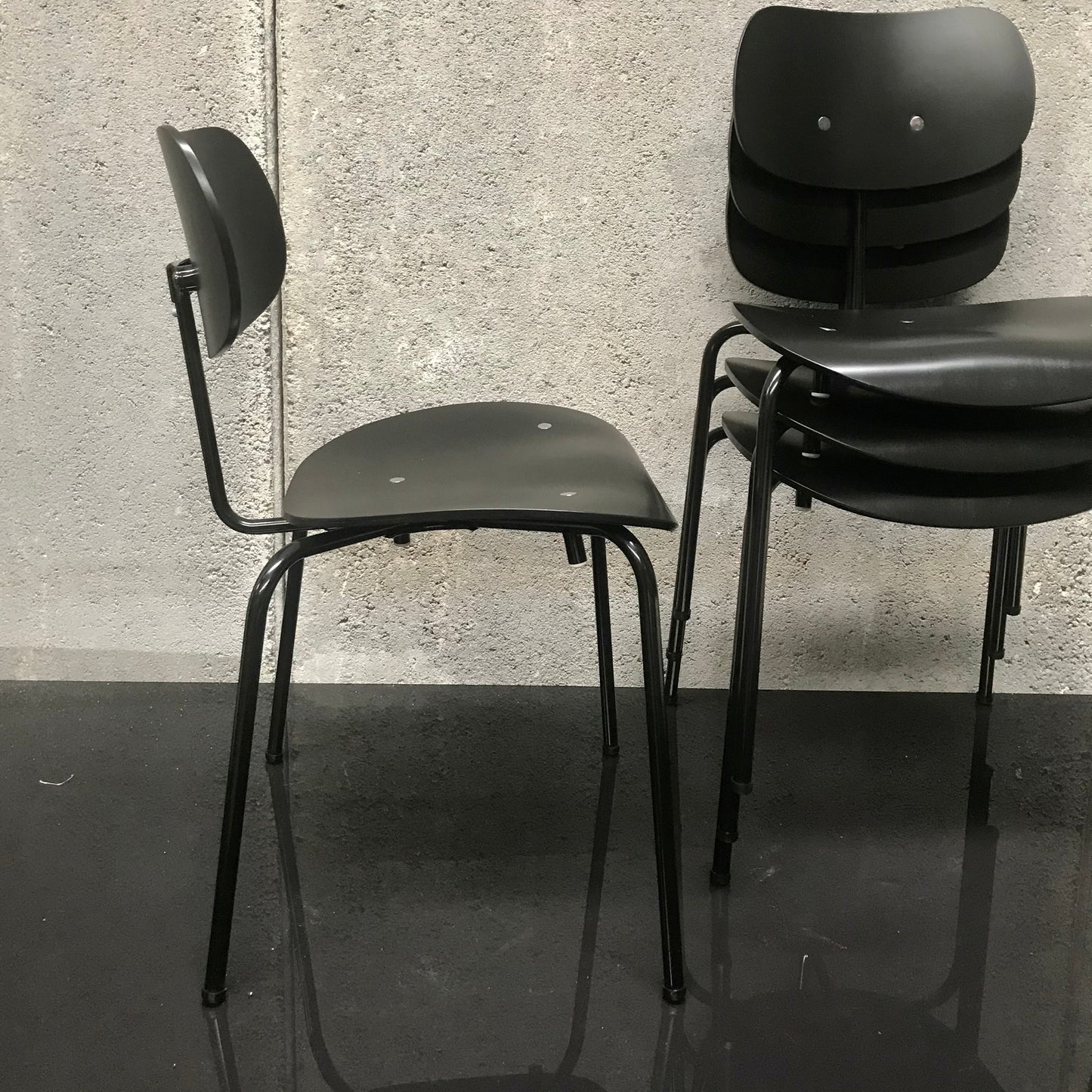Set of FOUR SE 68 Multi-Purpose Chair by Wilde + Spieth with Black Base & Seat