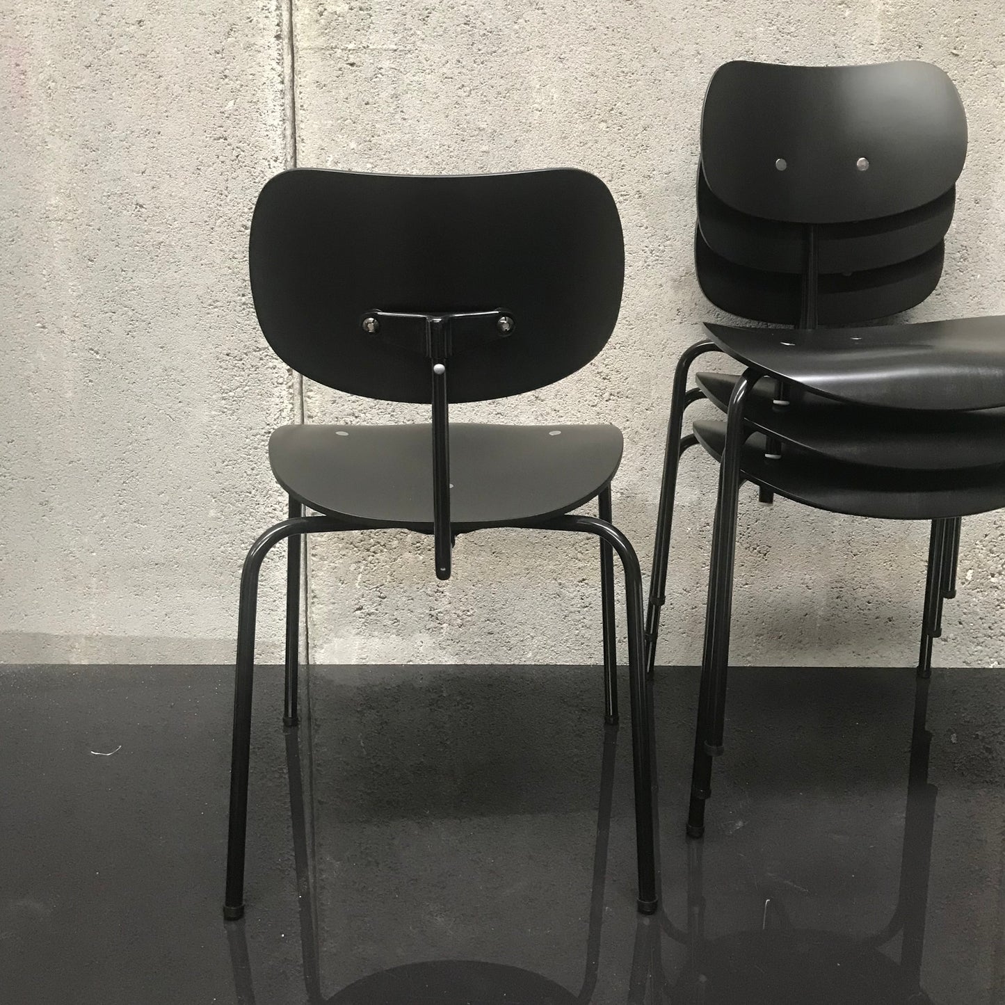 Set of FOUR SE 68 Multi-Purpose Chair by Wilde + Spieth with Black Base & Seat