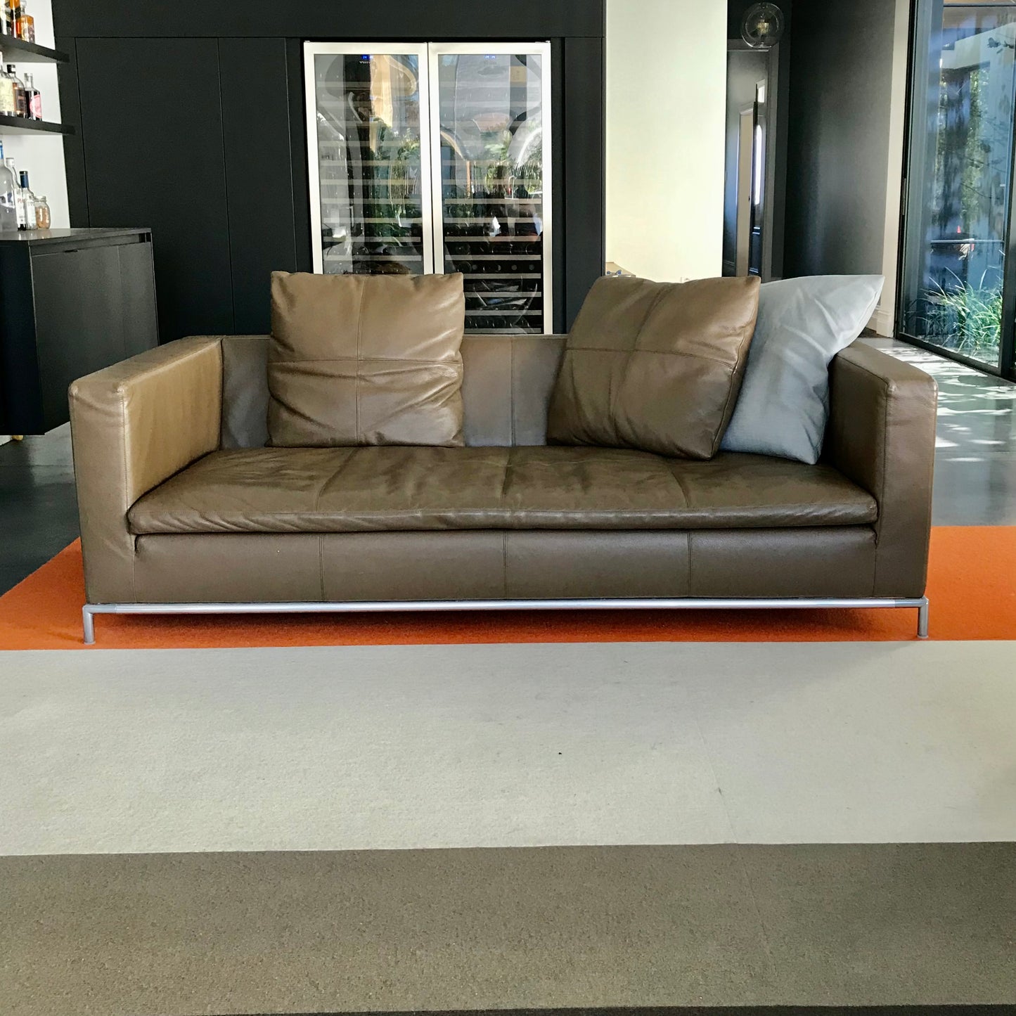 B&B Italia George 2.5 seat sofa by Antonio Citterio with aluminium frame, pre-owned designer furniture