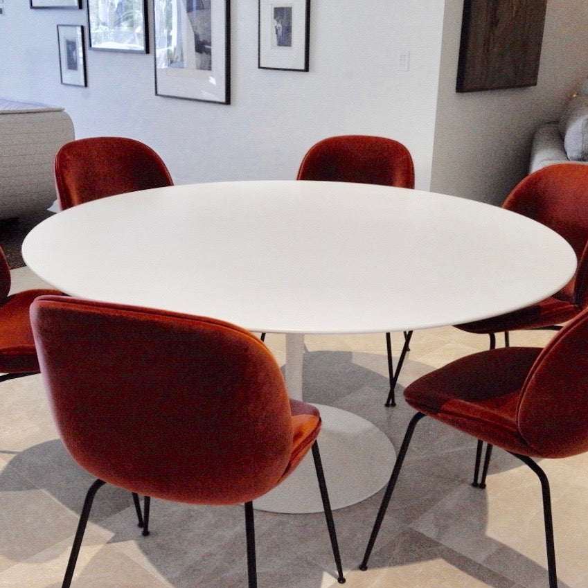 Knoll Saarinen white round dining table with aluminium base, pre-owned designer furniture
